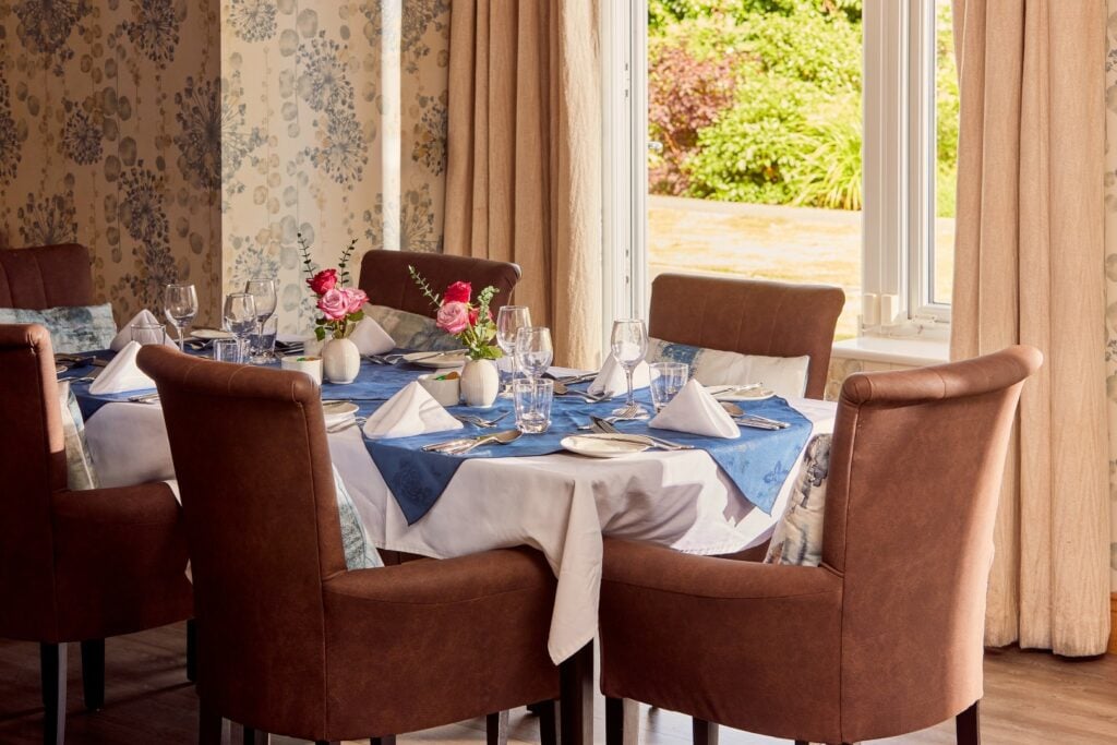 Elegant dining table set with flowers and napkins