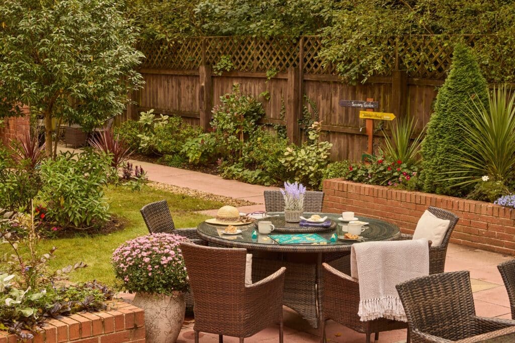 Cosy garden with outdoor dining area