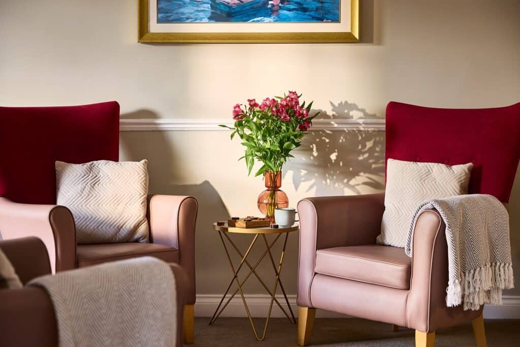 Cosy living room with armchairs and flowers