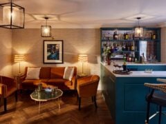 Cosy living room with bar and modern decor.