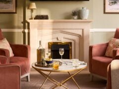 Cosy living room with drinks on table.